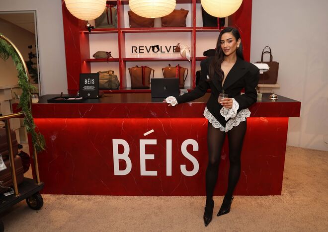 Shay Mitchell, com Béis Travel