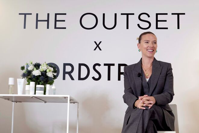 Scarlett Johansson, com The Outset