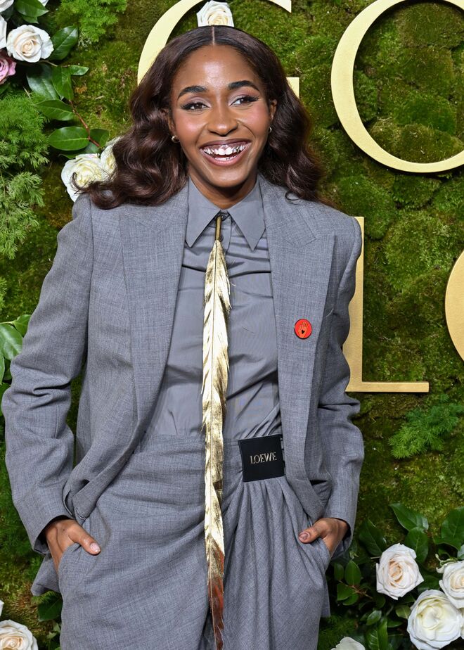 Esta atriz e comediante americana destacou-se pelo seu papel na série "The Bear", onde interpreta Sydney Adamu. Com um talento natural para a comédia e um carisma único, tornou-se uma das vozes mais promissoras da nova geração de Hollywood.