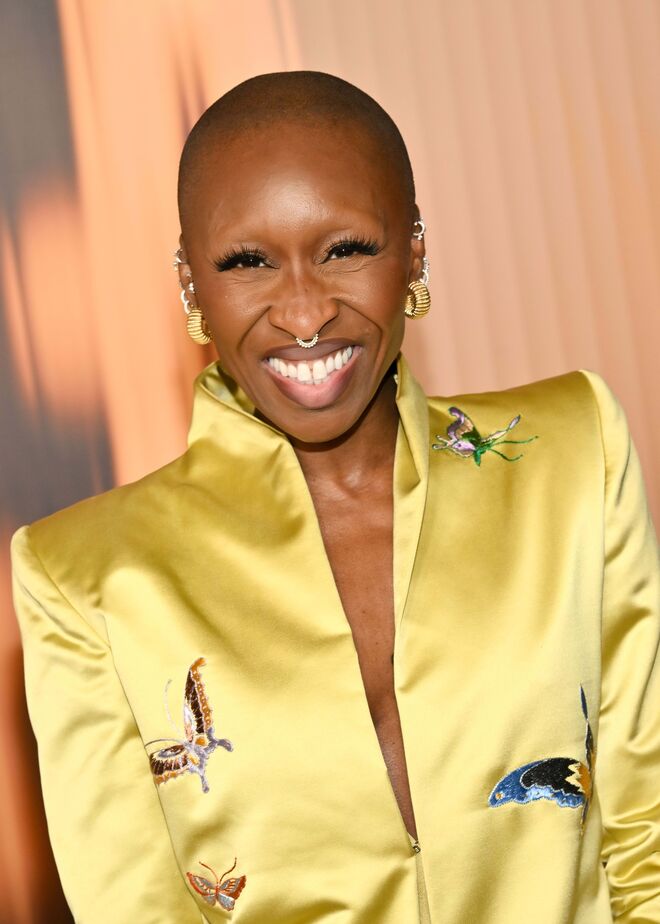 Esta atriz e cantora britânica multipremiada, é conhecida pelo seu desempenho no filme "Harriet", pelo qual recebeu nomeações aos Óscares. Com o seu sorriso genuíno, a artista celebra a sua identidade e prova que a confiança é o melhor acessório.