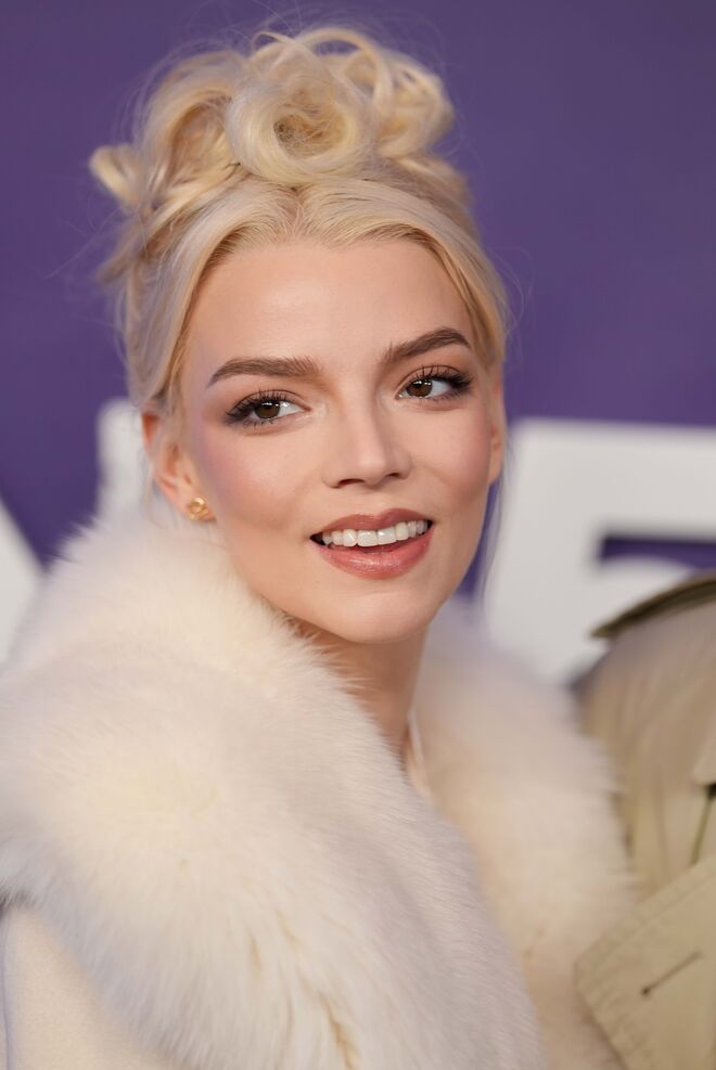 Esta atriz tornou-se um nome incontornável de Hollywood após o sucesso de "The Queen’s Gambit", onde brilhou como Beth Harmon. Com uma presença enigmática e um talento versátil, tem-se destacado tanto no cinema independente como em grandes produções.