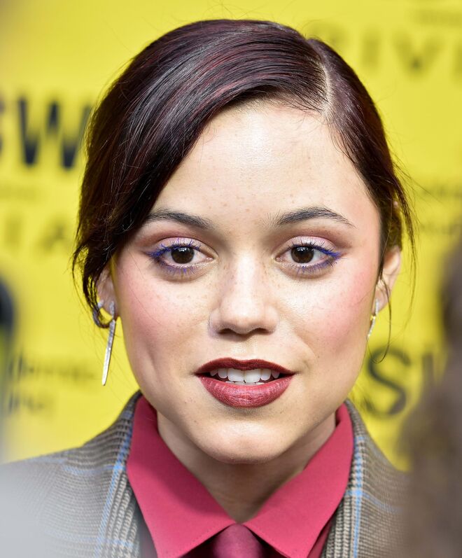 Esta jovem atriz tornou-se um fenómeno global com o seu papel como Wednesday Addams na série da Netflix "Wednesday", mas antes já tinha demonstrado talento em filmes de terror como "Scream" e "X". A sua presença forte e estilo único transformaram-na num ícone da cultura pop.