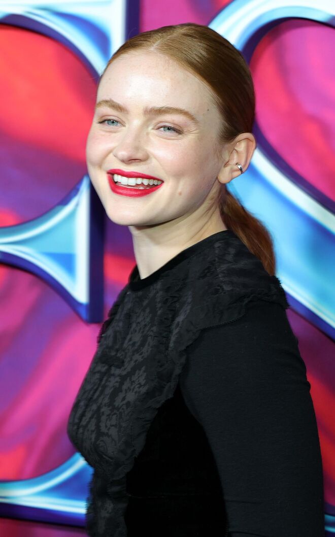 Eis uma das jovens atrizes mais promissoras de Hollywood. Ganhou popularidade como Max na famosíssima série original do Netflix, "Stranger Things". O seu sorriso genuíno e natural é um dos seus maiores trunfos.