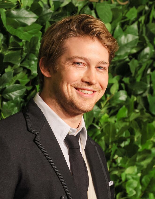 Mais um jovem ator bem parecido que entrou para a lista de namorados de Taylor Swift – o seu sorriso caloroso torna-o apetecível para a maioria das mulheres. Este ator britânico é conhecido pelos seus papéis em "The Favourite" e "Billy Lynn’s Long Halftime Walk". O realizador deste último, Ang Lee, escolheu Alwyn pela sua "capacidade de transmitir o paradoxo da guerra apenas com as expressões faciais".