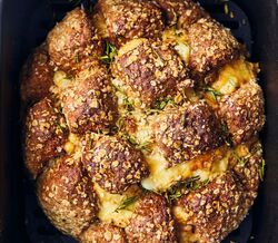 Pão com queijo derretido para fazer na air fryer? Temos a receita do Jamie Oliver
