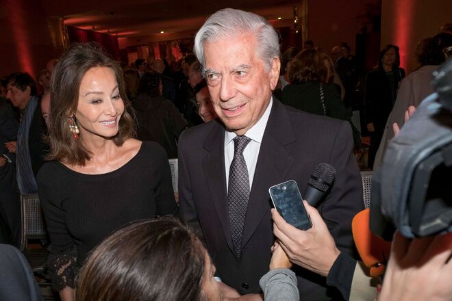 Mario Vargas Llosa e Isabel Preysler durante a celebração do 25º aniversário do Museu Nacional Thyssen-Bornemisza em Madrid.