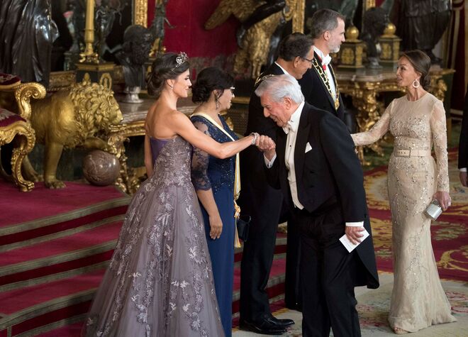 Mario e Isabel a chegarem ao jantar de gala no Palácio Real, a 27 de fevereiro de 2019.