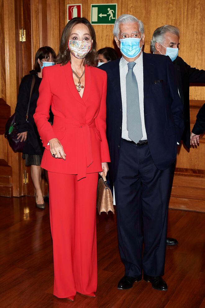 Em 2020, o escritor chega acompanhado de Isabel Preysler para receber uma homenagem por ocasião do 10º aniversário do seu Prémio Nobel.