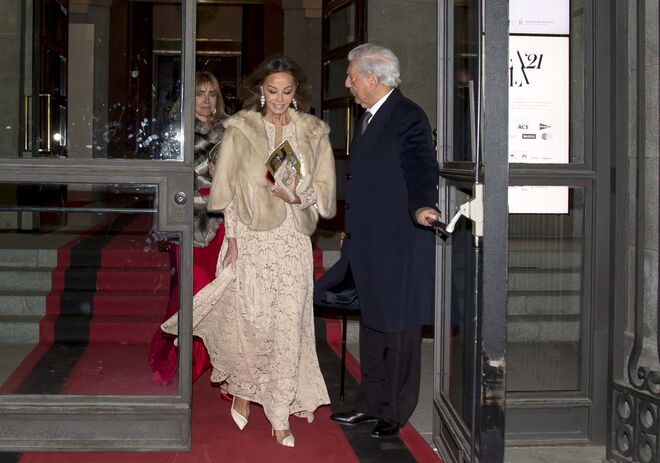 Isabel Preysler e Mario Vargas Llosa a sair do Teatro Real onde assistiram à Grande Gala Anual em 2021.