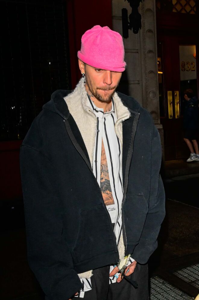 Justin Bieber com um gorro rosa da marca SKYLRK