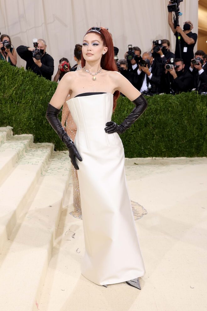Na Met Gala 2021, “In America: A Lexicon Of Fashion” , Hadid usou Prada da cabeça aos pés.