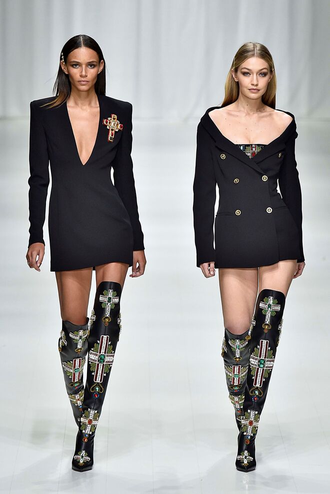 O momento em que Gigi Hadid desfilou coordenada com Binx Walton, para a Versace primavera/verão 2018.
