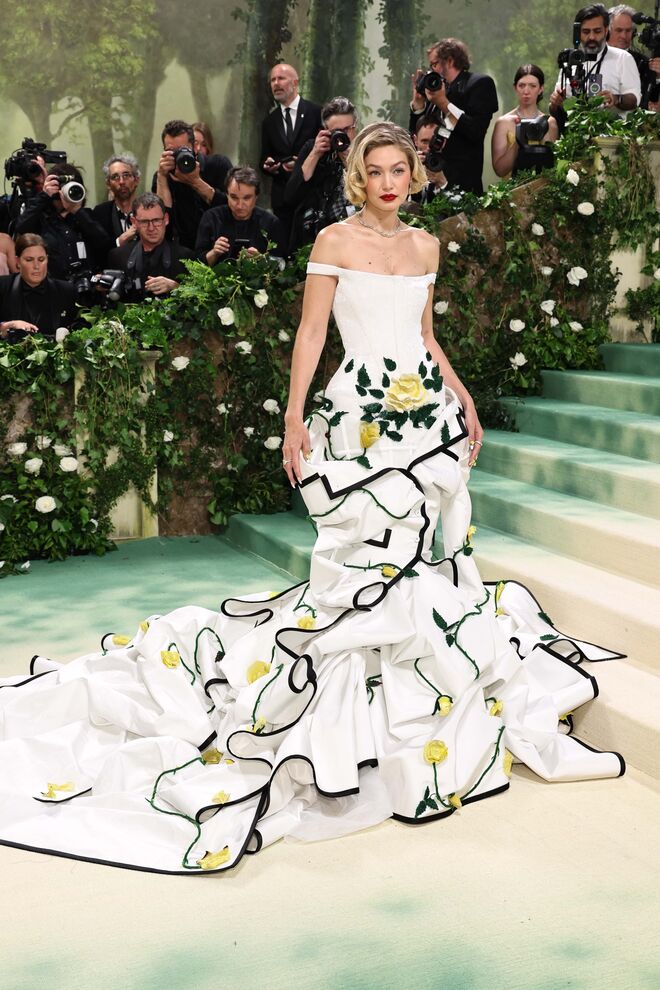 Na Met Gala de 2024,  "Sleeping Beauties: Reawakening Fashion", Gigi usou um vestido Versace.