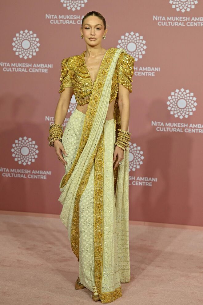 Em 2023, a modelo norte-americana posa para fotografias durante a inauguração do Centro Cultural Nita Mukesh Ambani (NMACC).