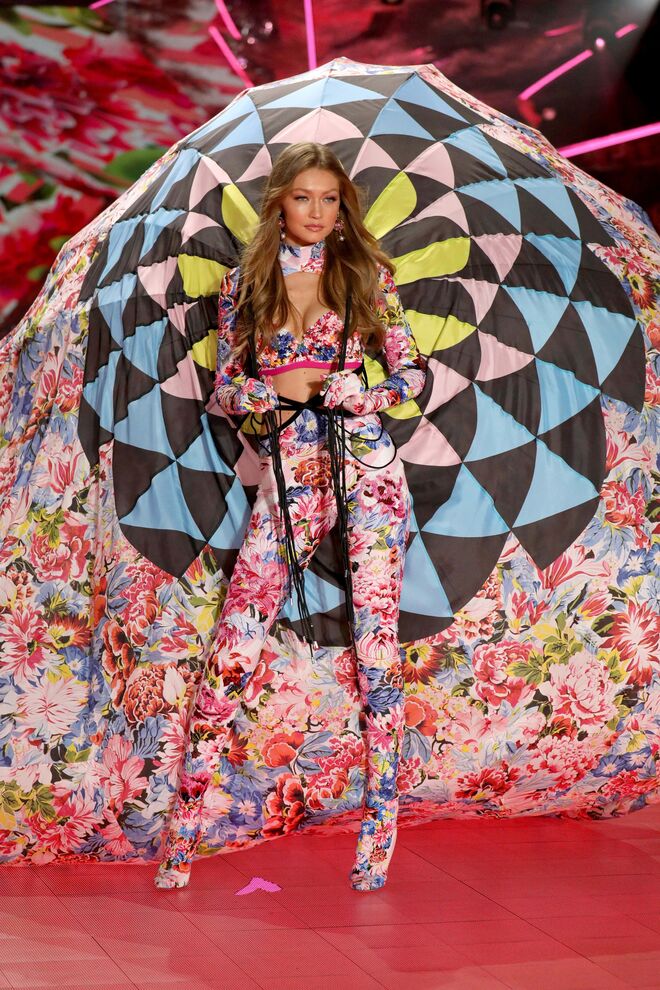 Mais uma vez em que Gigi brilhou na passarelle do "Victoria's Secret Fashion Show" em 2018.