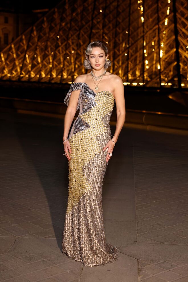Gigi Hadid no "Le Grand Diner du Louvre" 2025.