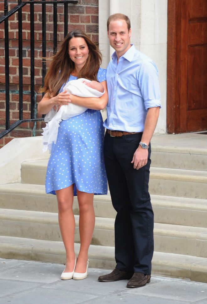  William e Kate saem à porta da maternidade com o seu filho recém-nascido, George, a 23 de julho de 2013.