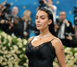 Georgina Rodríguez presta tributo a princessa Diana na Met Gala