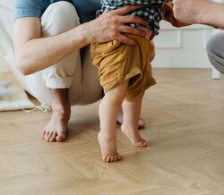 Devemos tirar os sapatos antes de entrar em casa? Falámos com uma médica