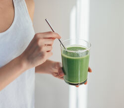 Receita. O sumo verde que reduz o inchaço e deixa a pele luminosa