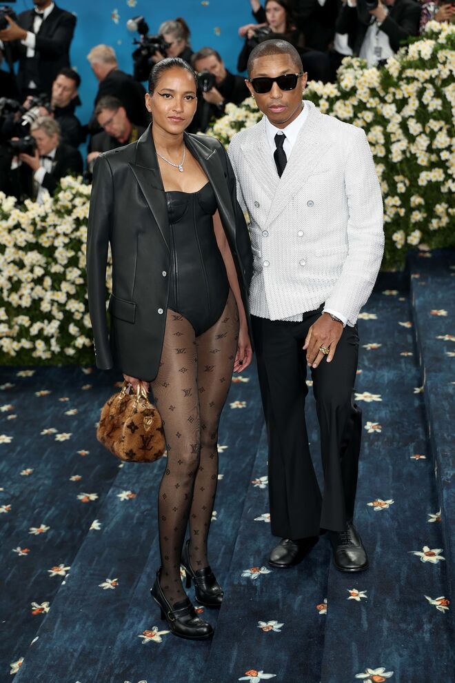 Pharrell Williams e Helen Lasichanh, em Louis Vuitton e Tiffany & Co.