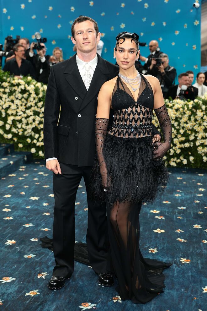 Callum Turner, em Louis Vuitton e Dua Lipa, em Chanel.