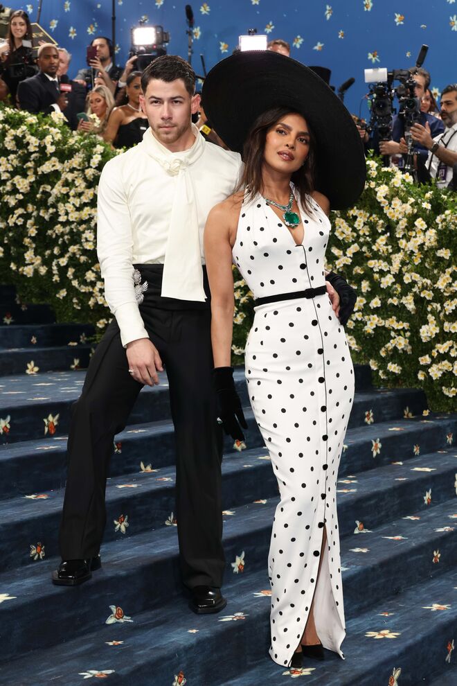 Nick Jonas e Priyanka Chopra Jonas, em Balmain.
