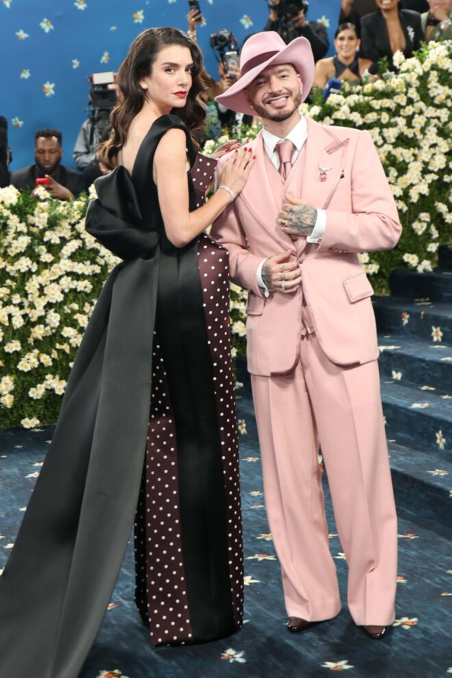 Valentina Ferrer e J Balvin, em Marc Jacobs.