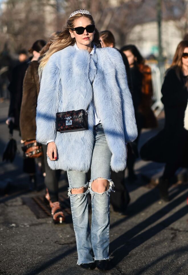 Ferragni veste um casaco de pêlo, com uma mala Louis Vuitton e uma tiara, nas ruas de Nova Iorque.