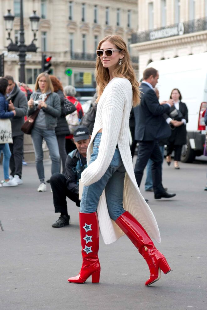Ferragni leva para a Semana da Moda de Paris, umas botas de design próprio e um vestido de malha Stella McCartney. 