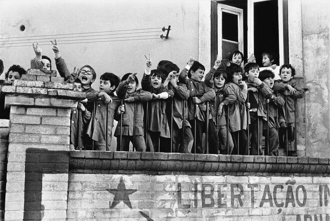 Crianças saudam a passagem de uma manifestação. Lisboa, 1975