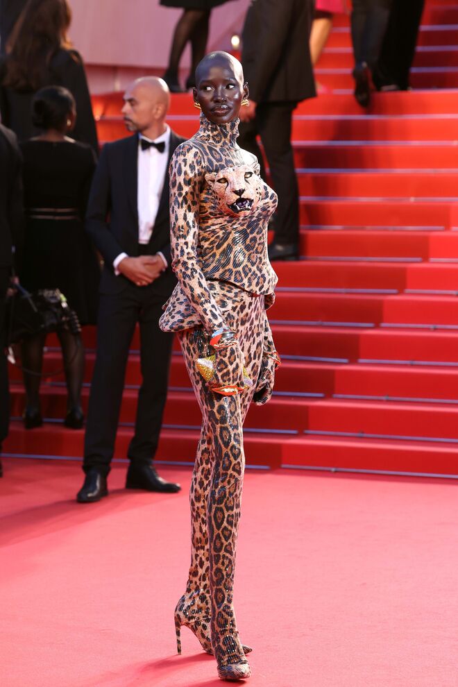 15 de Maio - Mitchell Akat Maruko Raan, com um look Harvey Cenit.