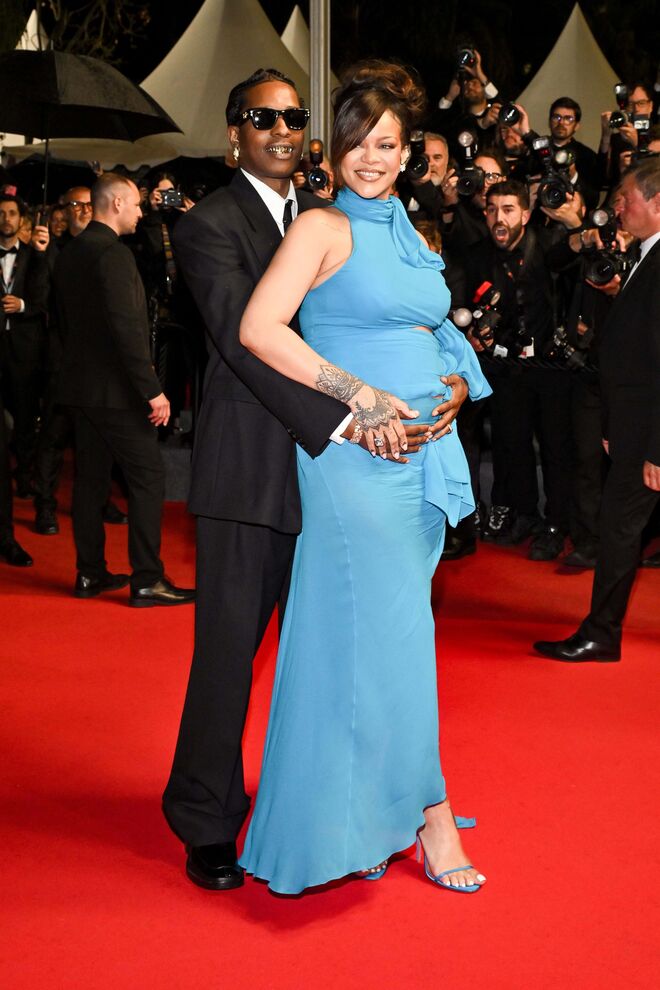 19 de Maio - A$AP Rocky e Rihanna, ele com Saint Laurent e ela com Tyler Ellis.