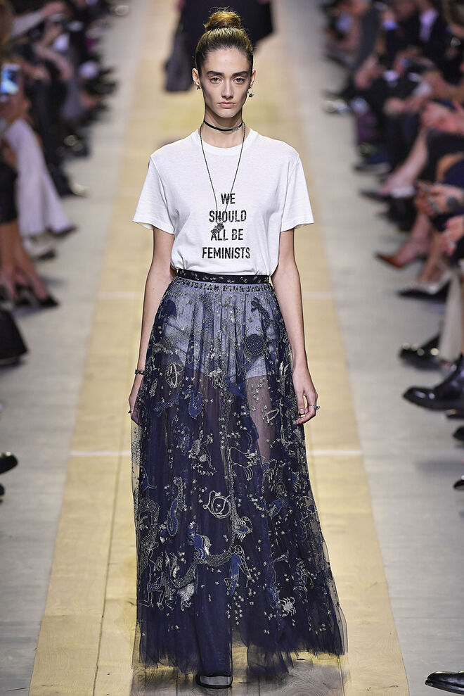 T-shirt exibida no primeiro desfile de Chiuri na Maison Dior, Semana da Moda Feminina de Paris primavera/verão 2017.