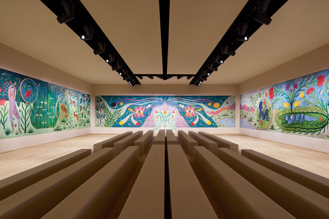 Cenário de apresentação da coleção Haute Couture primavera-verão 2025 da Dior, desenvolvido pela artista Rithika Merchant e traduzida em painéis têxteis de grande escala por Karishma Swali, os ateliers Chanakya e a Escola de Artesanato Chanakya.