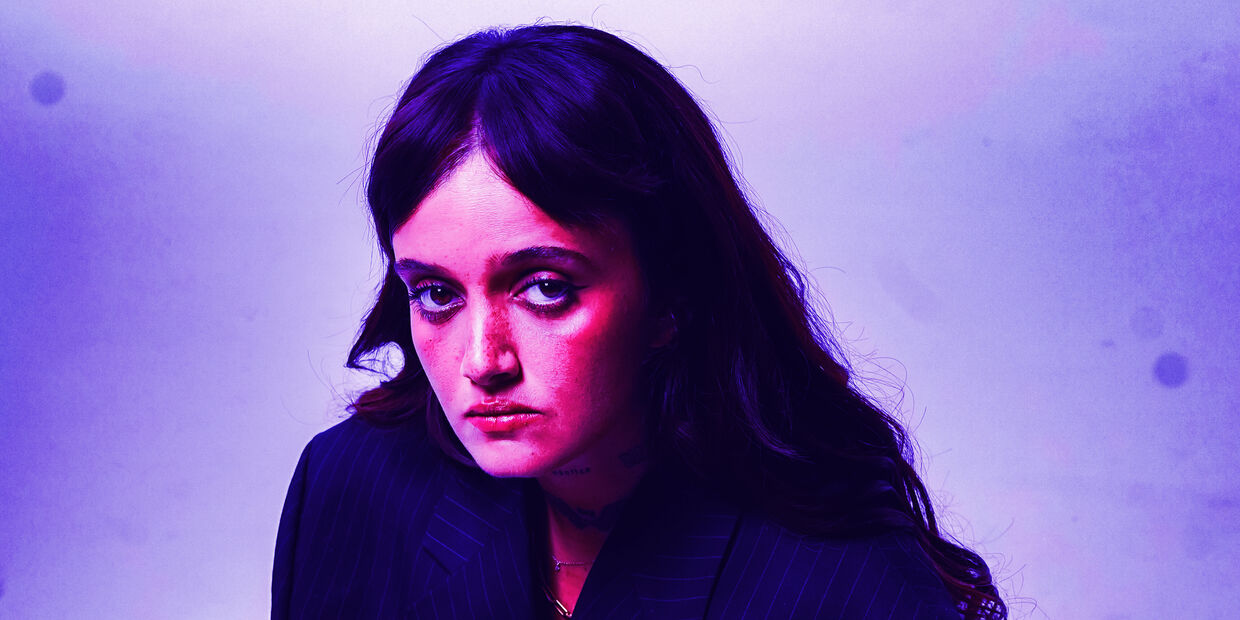 Carolina Deslandes fala sobre o novo disco "Chorar no Club" feito com amigos