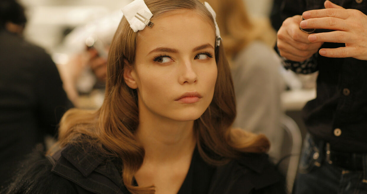 Modelo Natasha Poly nos bastidores da GUCCI - outono/inverno 2007.