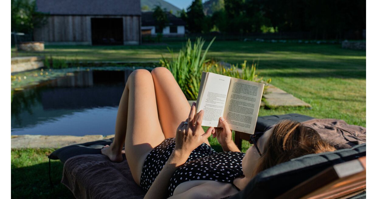 Leitura relaxante ao ar livre com foco em histórias de mulheres