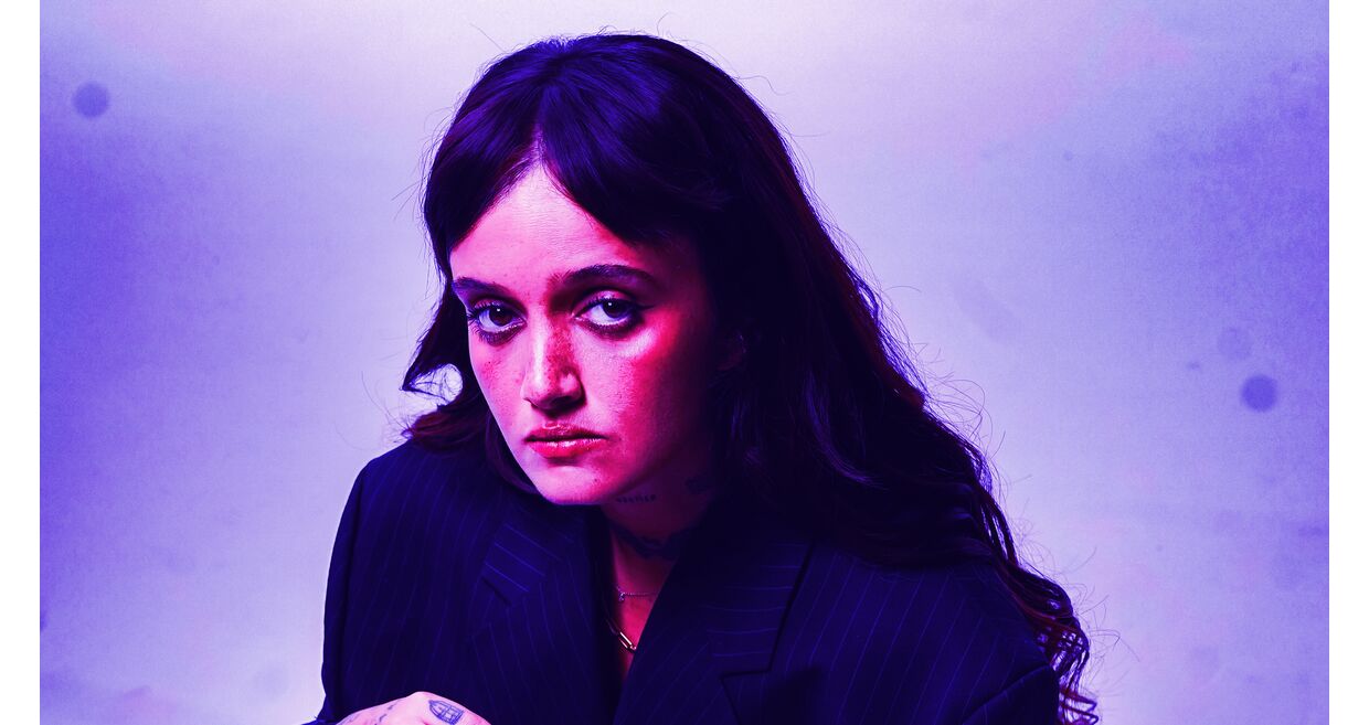 Carolina Deslandes fala sobre o novo disco "Chorar no Club" feito com amigos