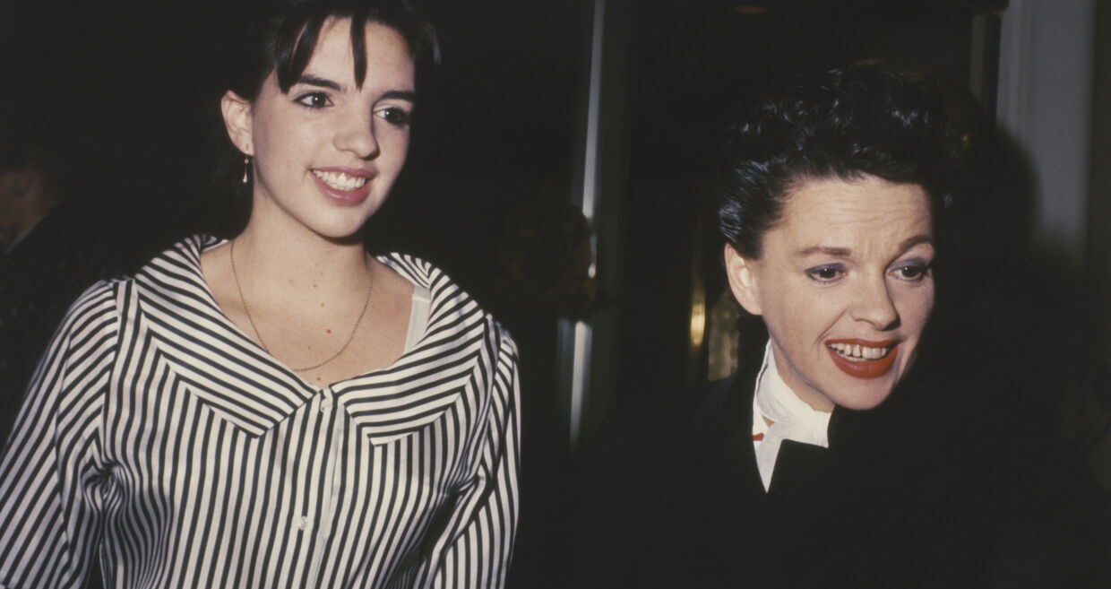 Judy Garland e Liza Minnelli, filha e mãe, sofreram com abuso de substãncias