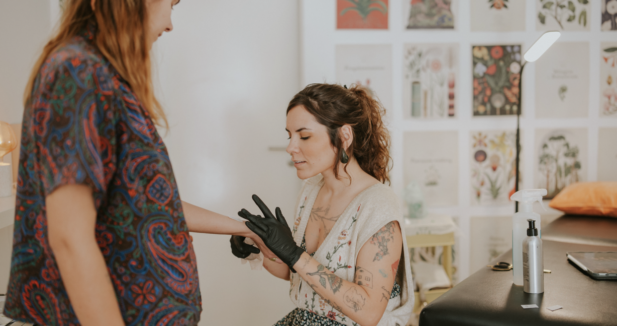 Lelê, do Jardim Ecotattoo, em Lisboa, revoluciona a tatuagem com práticas sustentáveis