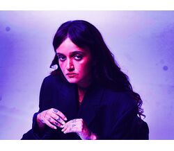 Carolina Deslandes fala sobre o novo disco "Chorar no Club" feito com amigos