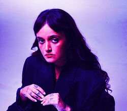 Carolina Deslandes fala sobre o novo disco "Chorar no Club" feito com amigos