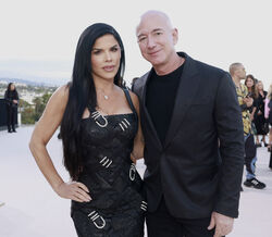 Vídeo. Manequim de Jeff Bezos posto a flutuar num canal de Veneza em protesto contra o casamento