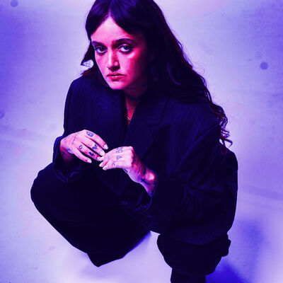 Carolina Deslandes fala sobre o novo disco "Chorar no Club" feito com amigos