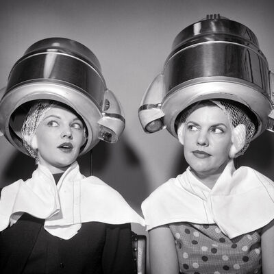 Cabeleireiros partilham dicas para cuidar de cabelo após aclaramento e manter a cor.