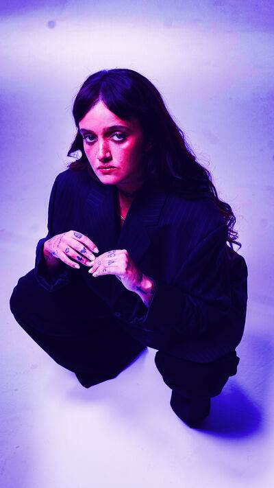 Carolina Deslandes fala sobre o novo disco "Chorar no Club" feito com amigos