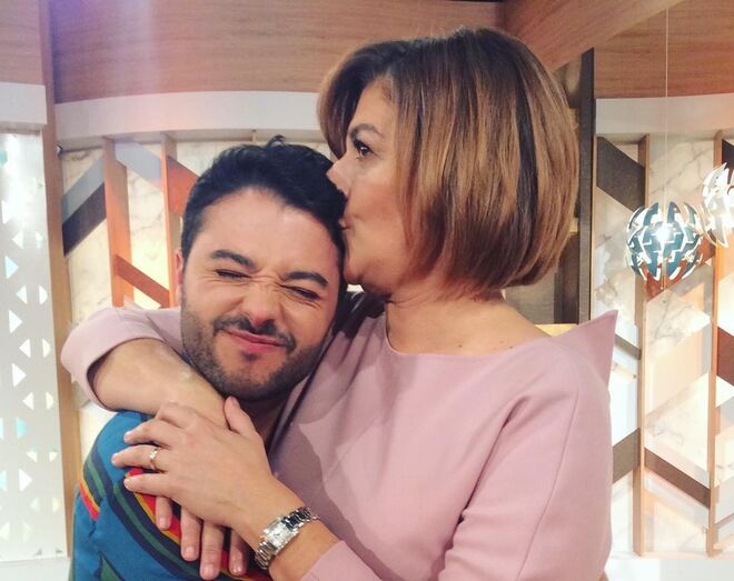 Filho e mãe partilham um abraço nas redes sociais