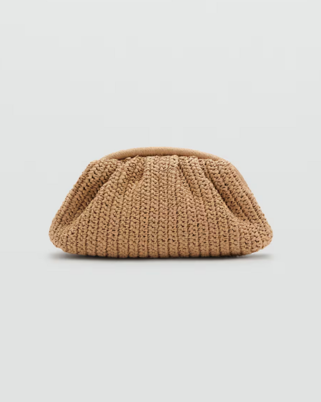 Mango, Carteira de mão de fibra natural, €39,99.