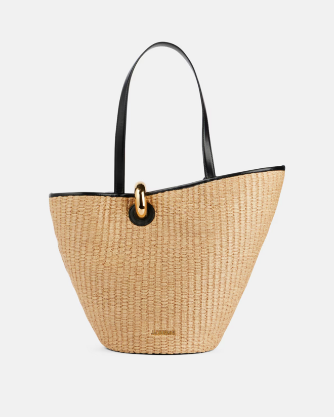 Jacquemus, Bambola raffia-effect basket bag, €1090 na Mytheresa.